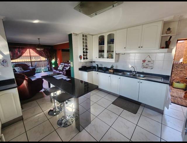 3 BEDROOM TOWNHOUSE FOR SALE IN BASSONIA